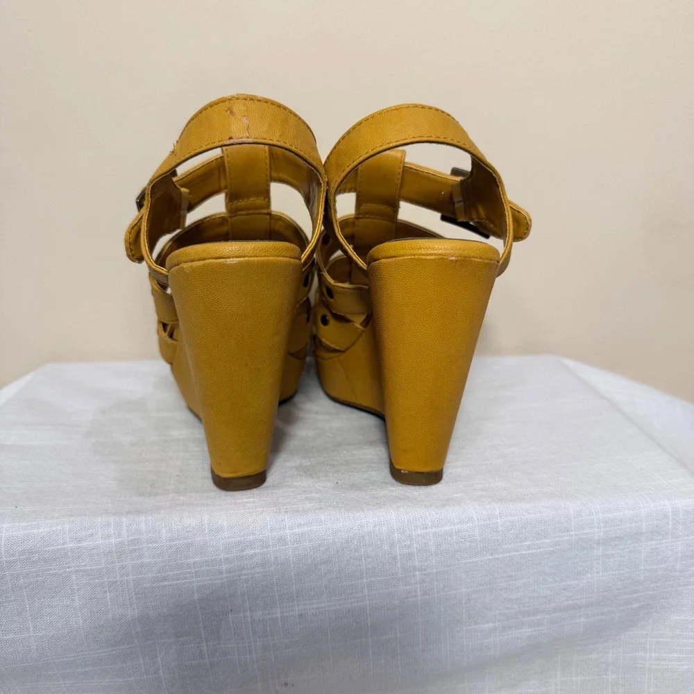 Xhilaration Yellow‎ Mustard Strappy Wedge Sandals Women's Size 5.5 Buckle